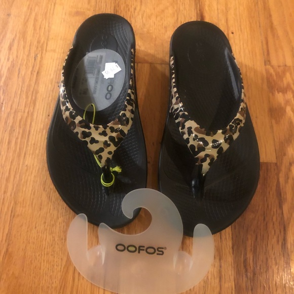oofos leopard print flip flops